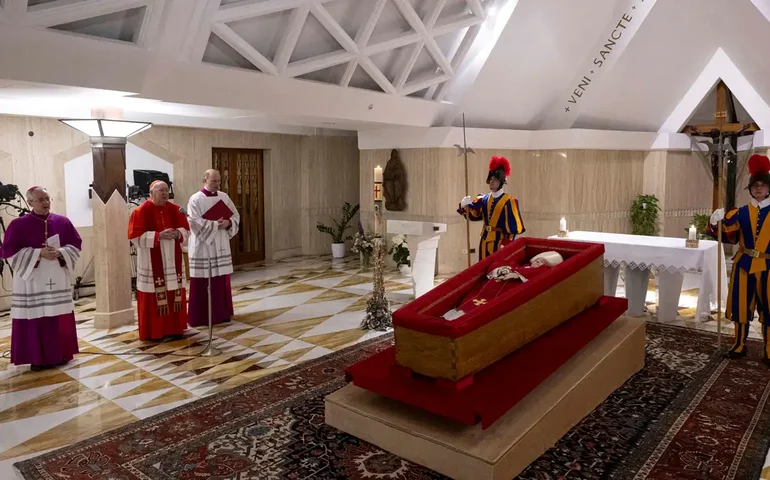 Sobrinho do Papa comparece a funeral graças a doação