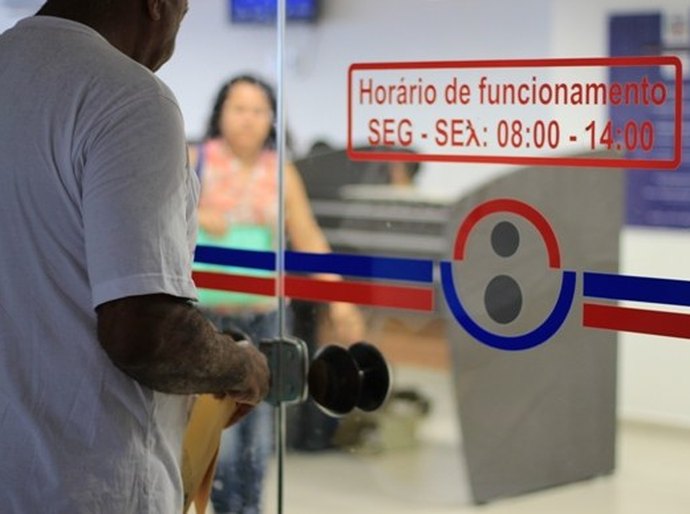 Aposentados podem acessar contracheque nos terminais da Caixa e no internet banking