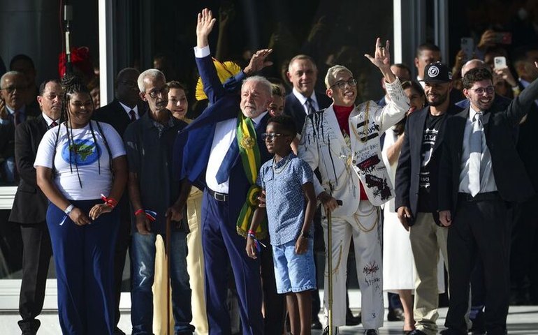 Conheça os brasileiros e as brasileiras que entregaram a faixa para Lula