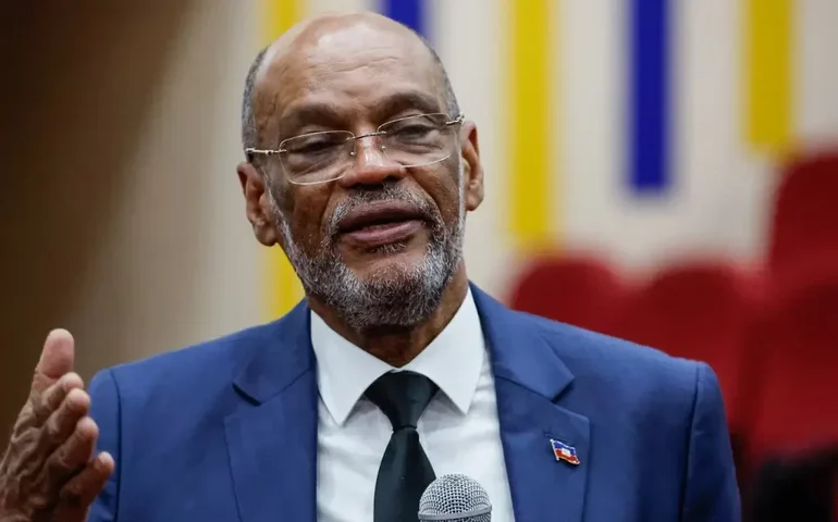 Primeiro-ministro do Haiti oficializa renúncia após conselho de transição tomar posse, em cerimônia marcada por violência