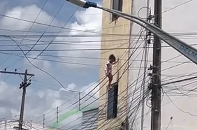 VÍDEO: Criança cai de prédio, fica presa em fiação elétrica e é salva por PM no interior