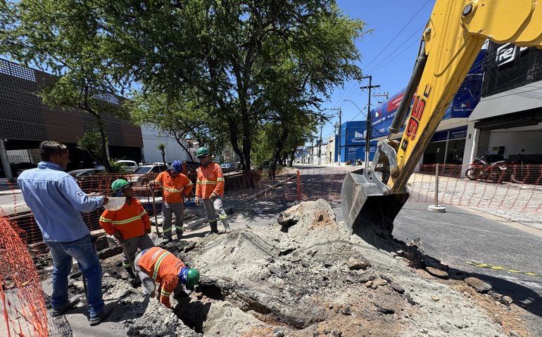 Obra de recuperação de drenagem interdita via no Poço