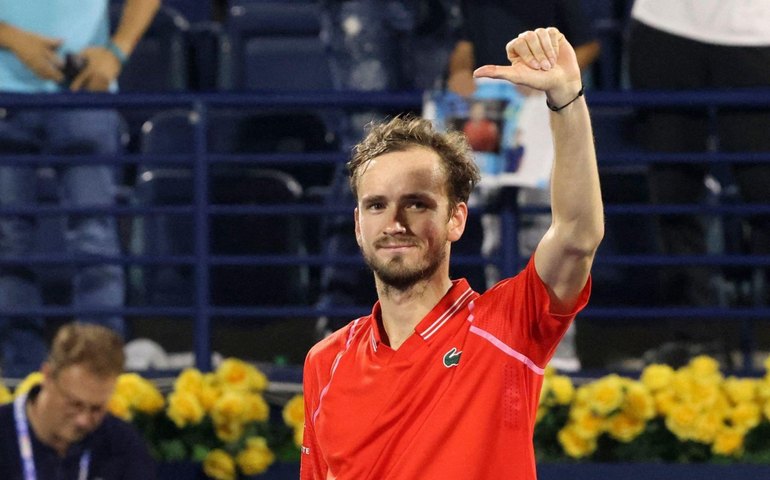 Medvedev reclama das ‘quadras lentas’ de Indian Wells, mas ganha 16º jogo seguido