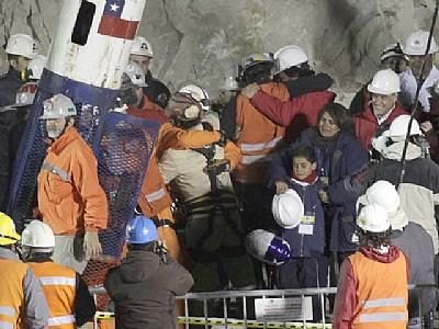 Florencio Ávalos, o primeiro mineiro resgatado; no centro, seu filho, de 7 anos, chora
