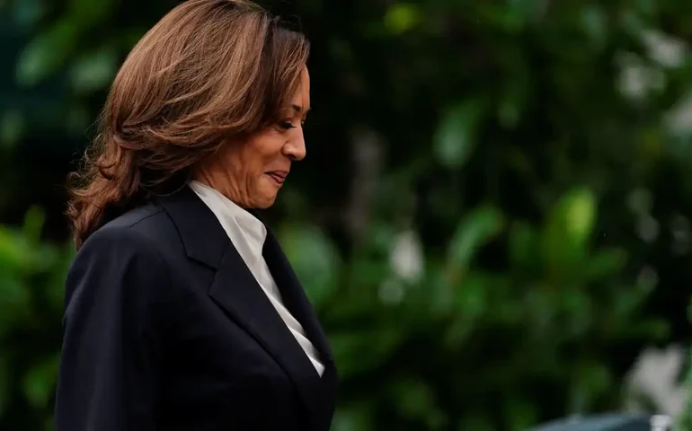 Kamala explora problemas de Trump na justiça e arrecada US$ 250 milhões