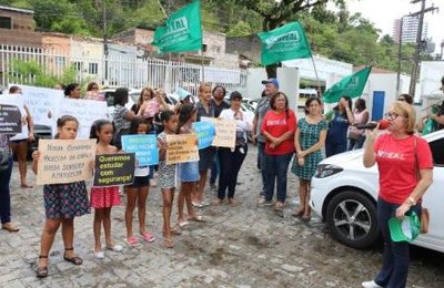 Sinteal faz protesto na Semed Maceió contra fechamento de escola