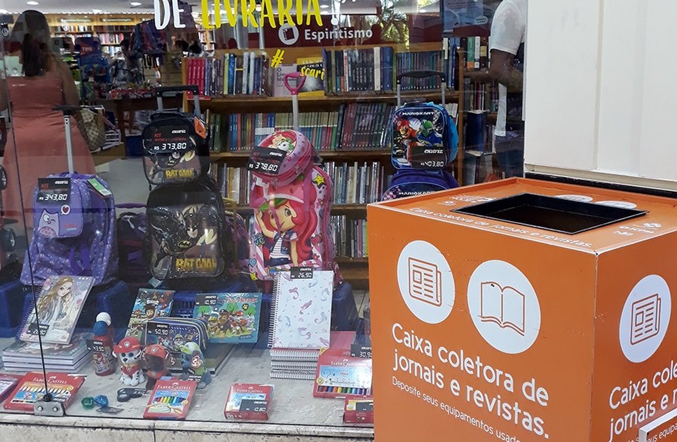 Caixa coletora de resíduos no shopping jardins