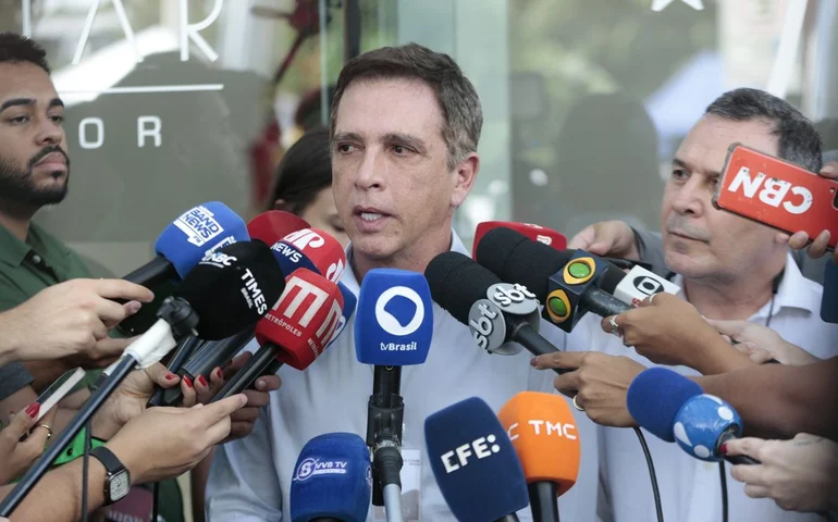 Bolsonaro deve ter alta nesta quinta e retornar à cela na PF