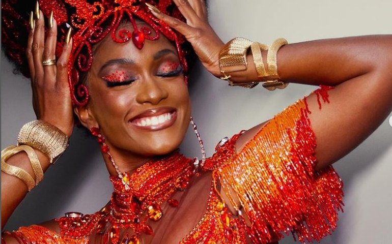 Rainha de bateria, Erika Januza revela pressão do público por samba no pé na Avenida: 'Pessoas fazem sinais cobrando'