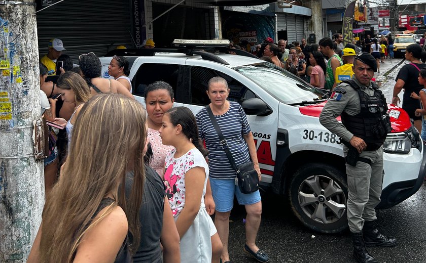 Promoção de maquiagem a R$ 10 causa tumulto e paralisa trânsito no Jacintinho