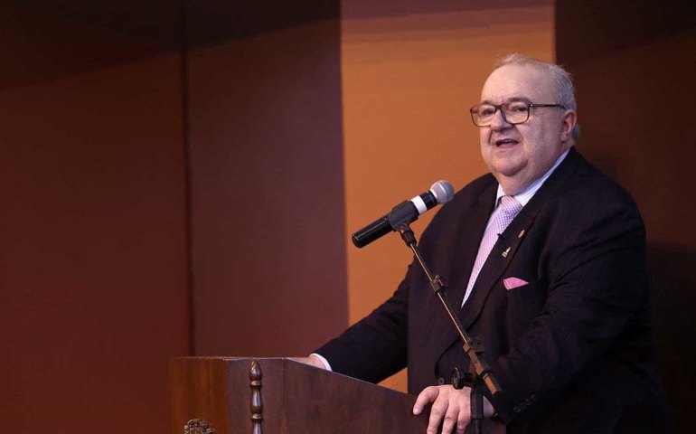 Candidato à reeleição, Rafael Greca é internado com covid-19 em Curitiba