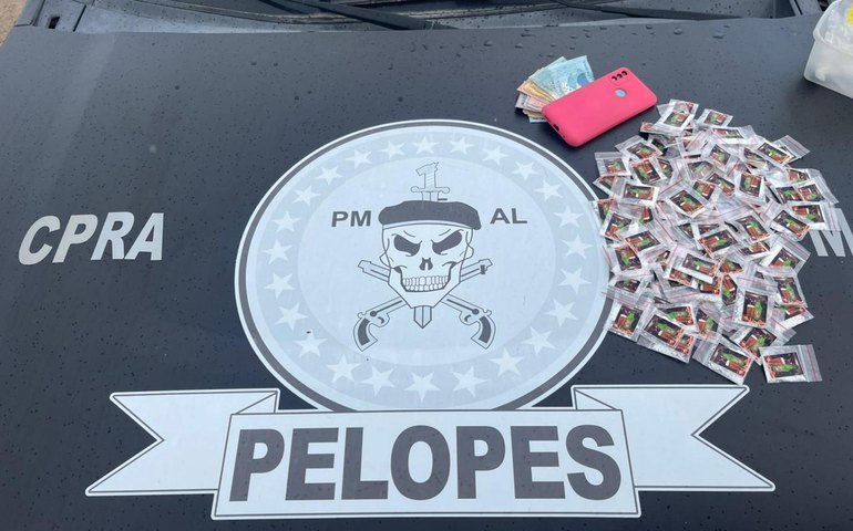 PM prende mulher por tráfico de drogas durante abordagem e detém autor de violência doméstica em Arapiraca