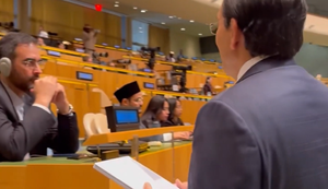 Danny Danon ofereceu o aparelho ao representante do Irã, que ignorou provocação