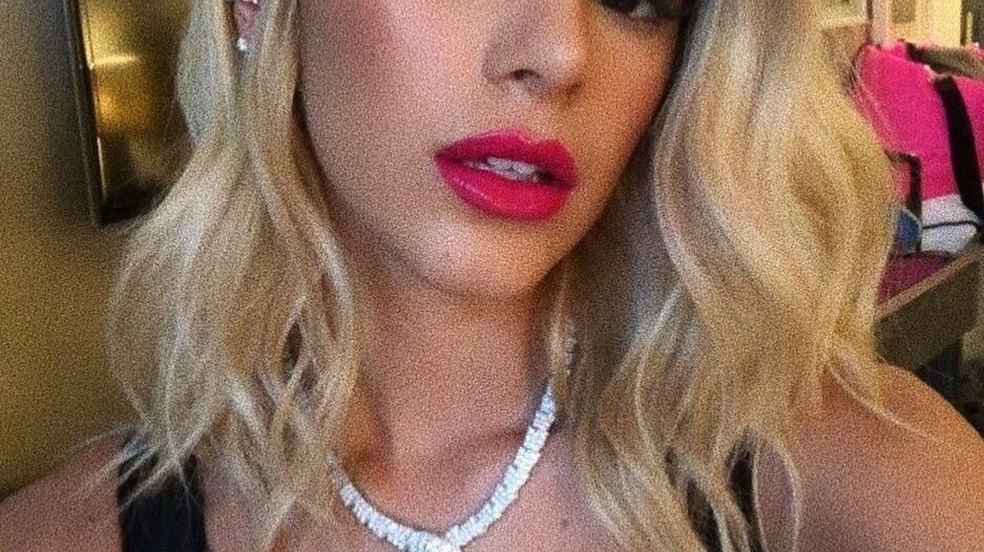 Bruna Marquezine mostra sua sala em rede social