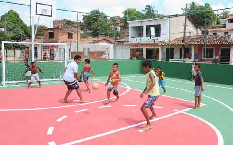 Prefeitura de Maceió reinaugura quadra poliesportiva em Ipioca
