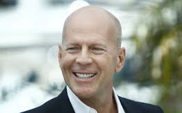 Mulher de Bruce Willis revela reação ao diagnóstico de demência e fala de 'amor incondicional'