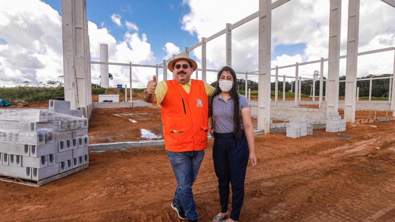 Secretária Gabriela Gonçalves e prefeito visitam obras da Indústria Nordeste Mais Alimentos em Rio Largo