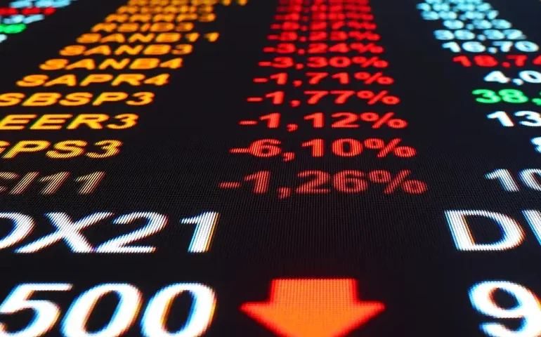 Mercado fecha com Ibovespa estável e dólar em leve queda