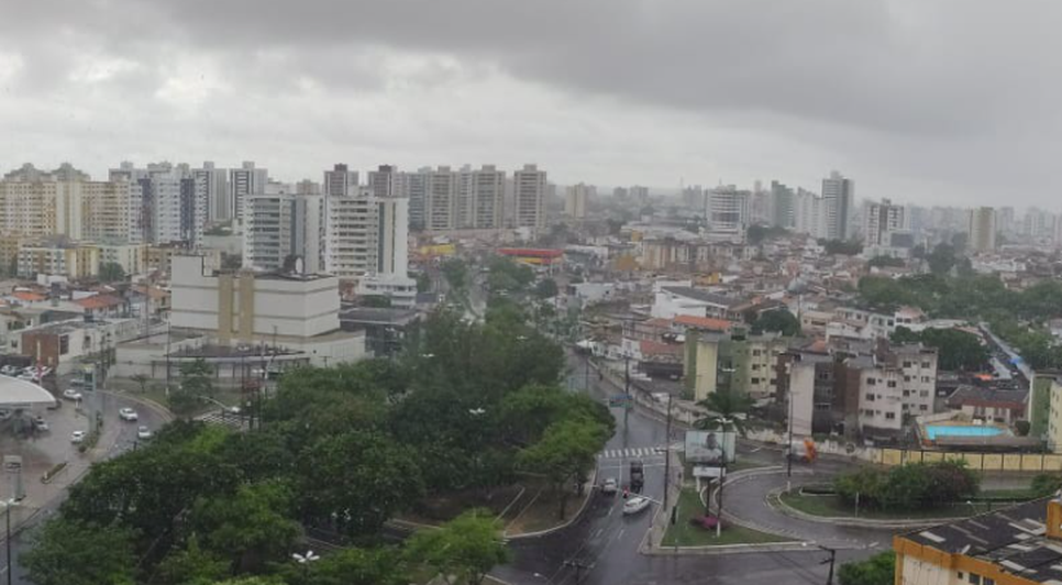 Chuvas causam alagamentos e congestionamento em Aracaju