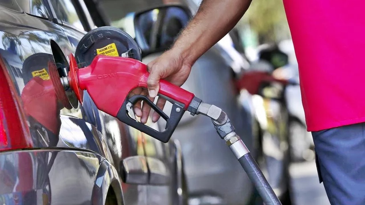 Preço da gasolina cai 0,42% e etanol tem aumento de 0,17% em abril, revela IPTL