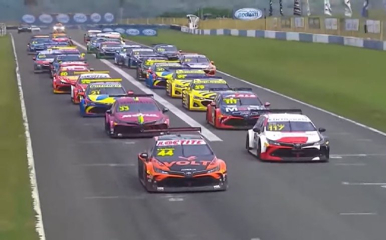 Nelsinho Piquet faz bom pit-stop e vence a 2ª corrida da 10ª etapa da Stock Car