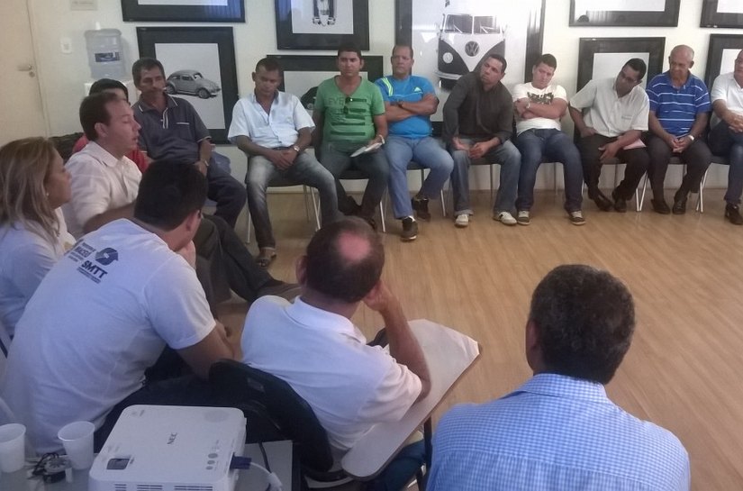 Maio Amarelo: reunião com taxistas discute cuidados no trânsito