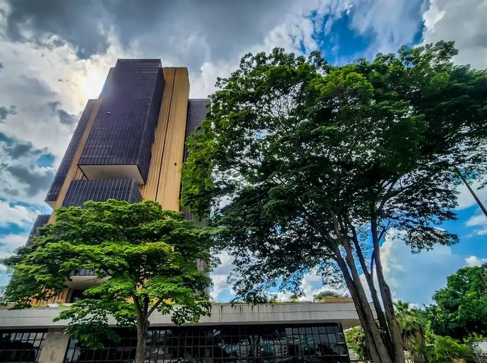 Juros médios cobrados pelos bancos chegam a 43,7% ao ano em fevereiro