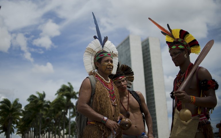 Brasil ancestral surge moderno em mostra de bancos indígenas