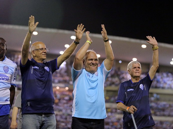 ﻿Presidente do TJ é homenageado pelo CSA durante partida no Rei Pelé