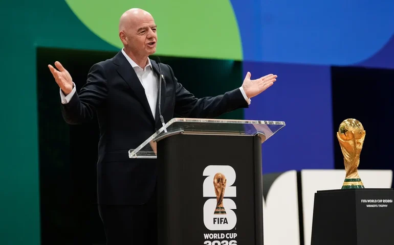 FIFA cancelou os ingressos da Copa do Mundo de cerca de 60 torcedores que os haviam recebido gratuitamente devido a um erro.