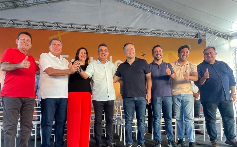 Prefeito de Branquinha recebe novos veículos e recursos do Governo do Estado