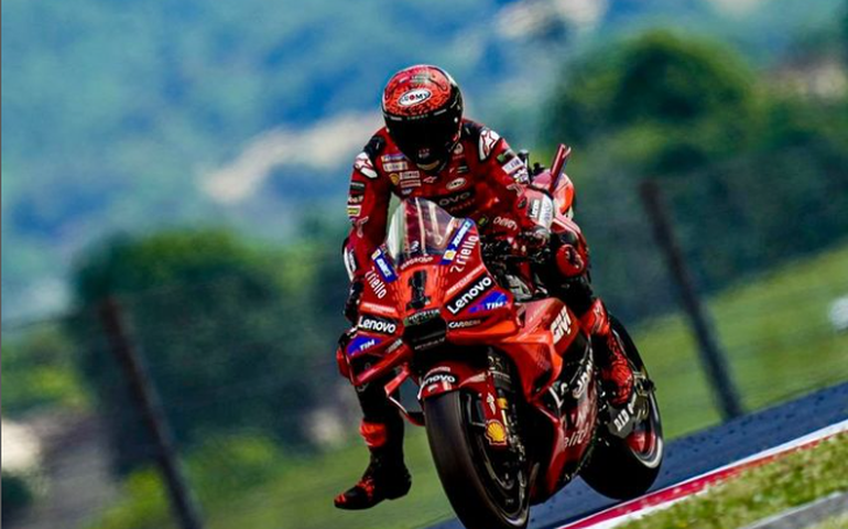 Bagnaia ganha etapa da Itália da MotoGP após fantástica largada e encosta no líder Martin