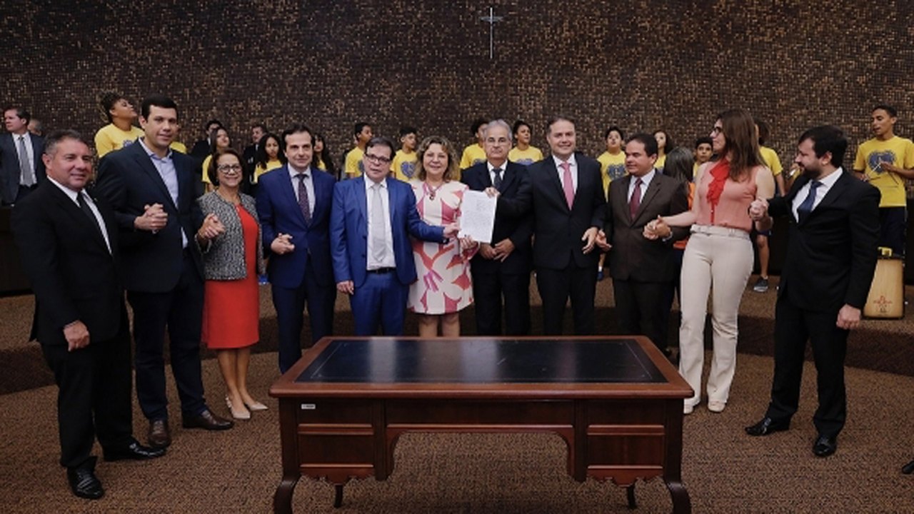 Governador assina Pacto Estadual pela primeira infância