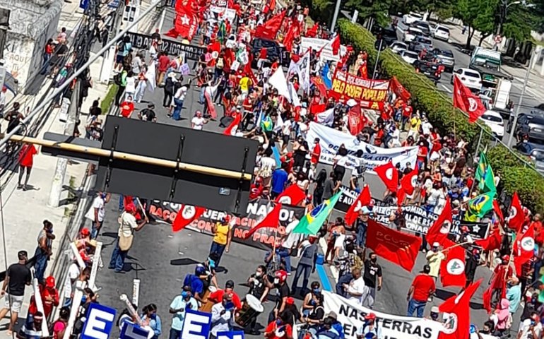 Oposição sai às ruas em Maceió e mais 200 cidades em protesto contra Bolsonaro