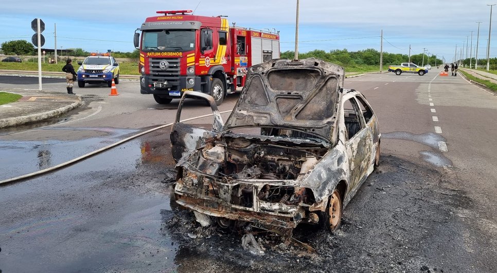 Carro pega fogo no meio da avenida em Aracaju / Foto: Foto: SMTT/Aracaju
