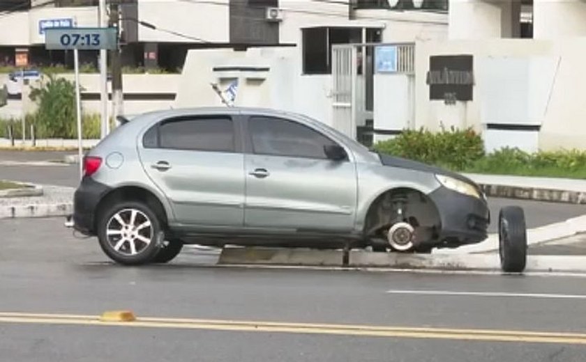 Carro invade contramão e bate em poste na Ponta Verde