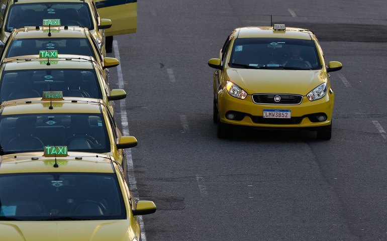 Governo publica MP que destina R$ 30 bi a taxistas e motoristas de app