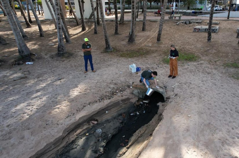 IMA divulga análises de coletas na Ponta Verde e autua concessionária de água e esgoto