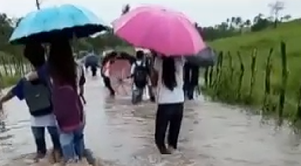 Laranjeiras suspende aulas na rede municipal após comunidade ficar ilhada; VÍDEO