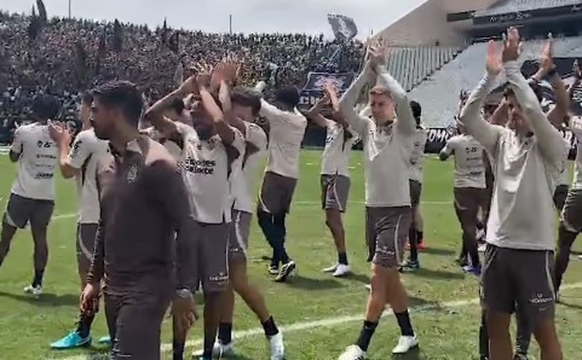 Memphis marca em treino aberto com mais de 20 mil torcedores e Corinthians anuncia parceria