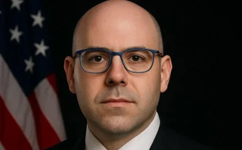 Diretor do Fed considera apropriados quatro cortes de juros em 2026, somando 1 ponto percentual