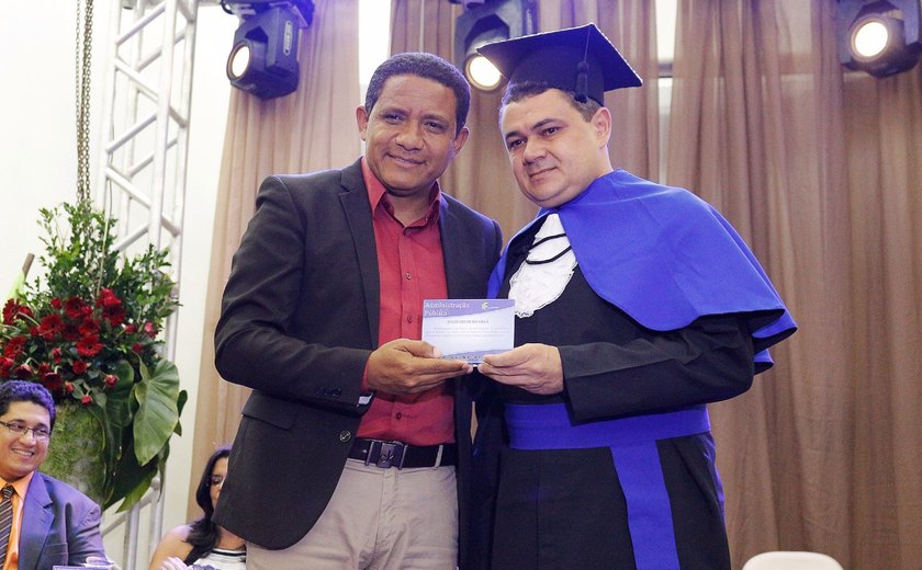 Turma de Administração Pública faz homenagem ao prefeito Júlio Cezar
