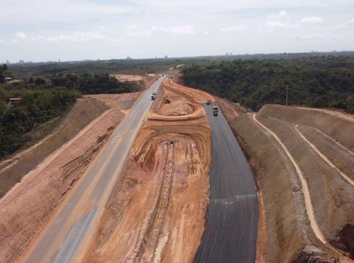 Primeiro trecho da AL-102 Norte recebe serviços de pavimentação asfáltica