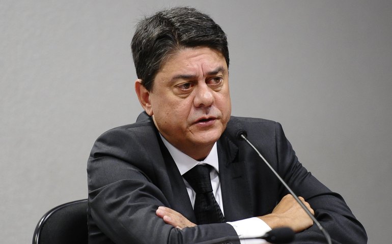 Damous rebate comparação com declaração de Eduardo Bolsonaro sobre STF