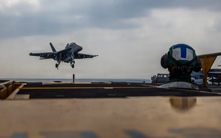 Porta-aviões dos EUA chega ao Oriente Médio enquanto as tensões com o Irã continuam altas