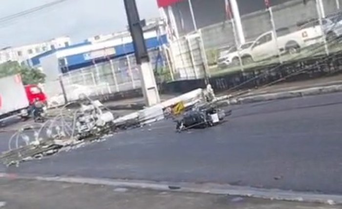 Piloto escapou ileso momentos antes de um poste com transformador cair