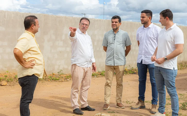 Prefeito Luciano acompanha obras de construção de escola de tempo integral e creche em Bananeiras