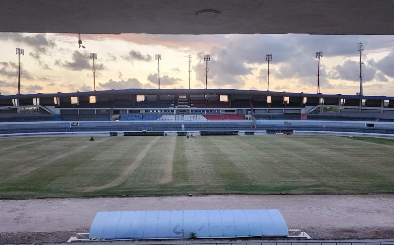 Governo de Alagoas inicia revitalização do gramado do Estádio Rei Pelé