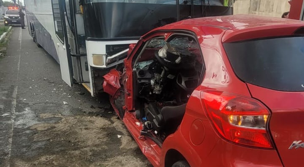 Carro ficou destruído após colisão com ônibus no Pinheiro