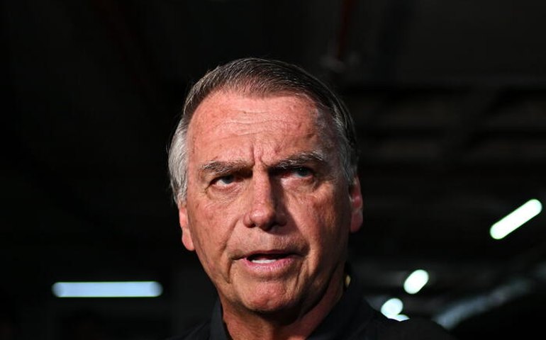 Bolsonaro chora em culto após decisão de Moraes contra prisão